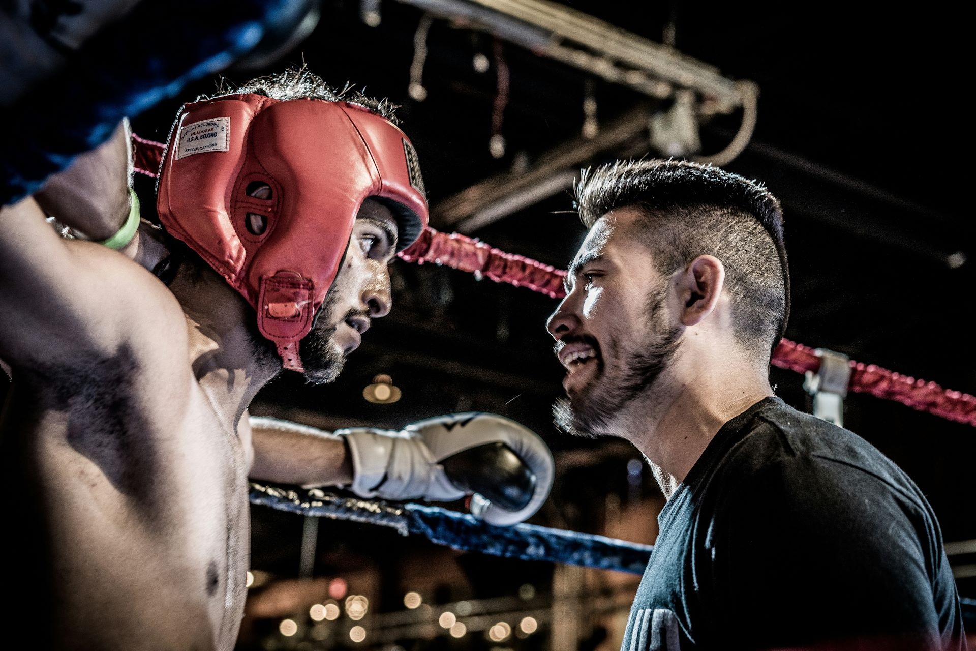 Ein Boxer wird von seinem Trainer gecoacht